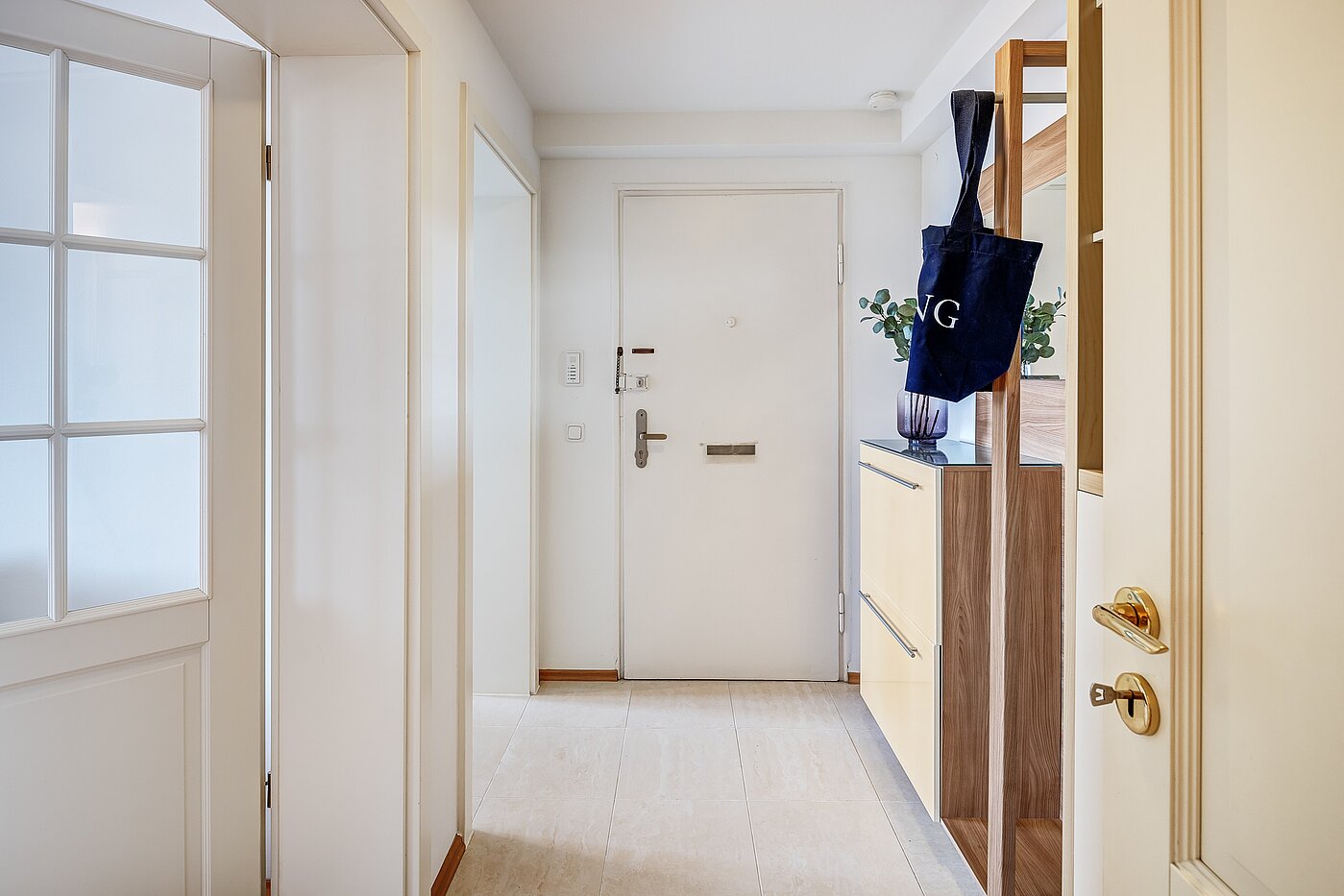 アティック・フラット（屋根裏） 部屋数 2 部屋 | München-Au | 2209ML3 | Flur Blickrichtung Eingangstür