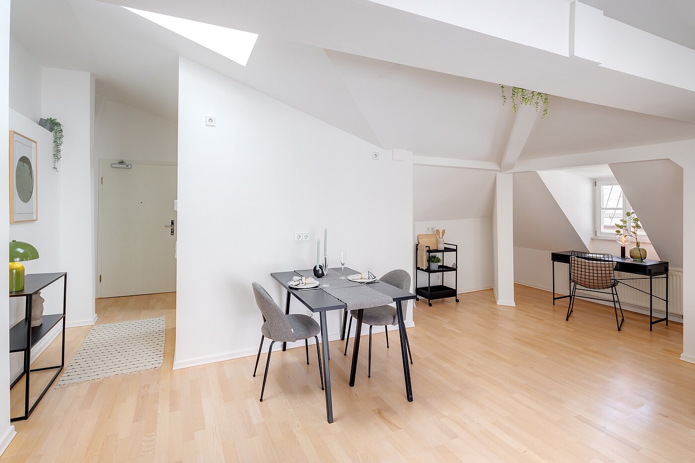 アティック・フラット（屋根裏） 部屋数 1 部屋 | München-Sendling | 700402 | Blick zur Küchen-Nische