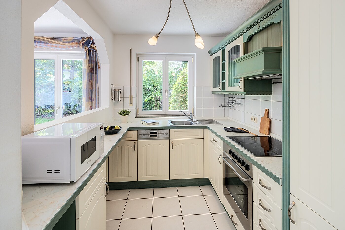 セミ・デタッチド・ハウス（一戸建てを二つに分けた家屋） 部屋数 5 部屋 | München-Trudering | 70269 | Küche mit Fenster