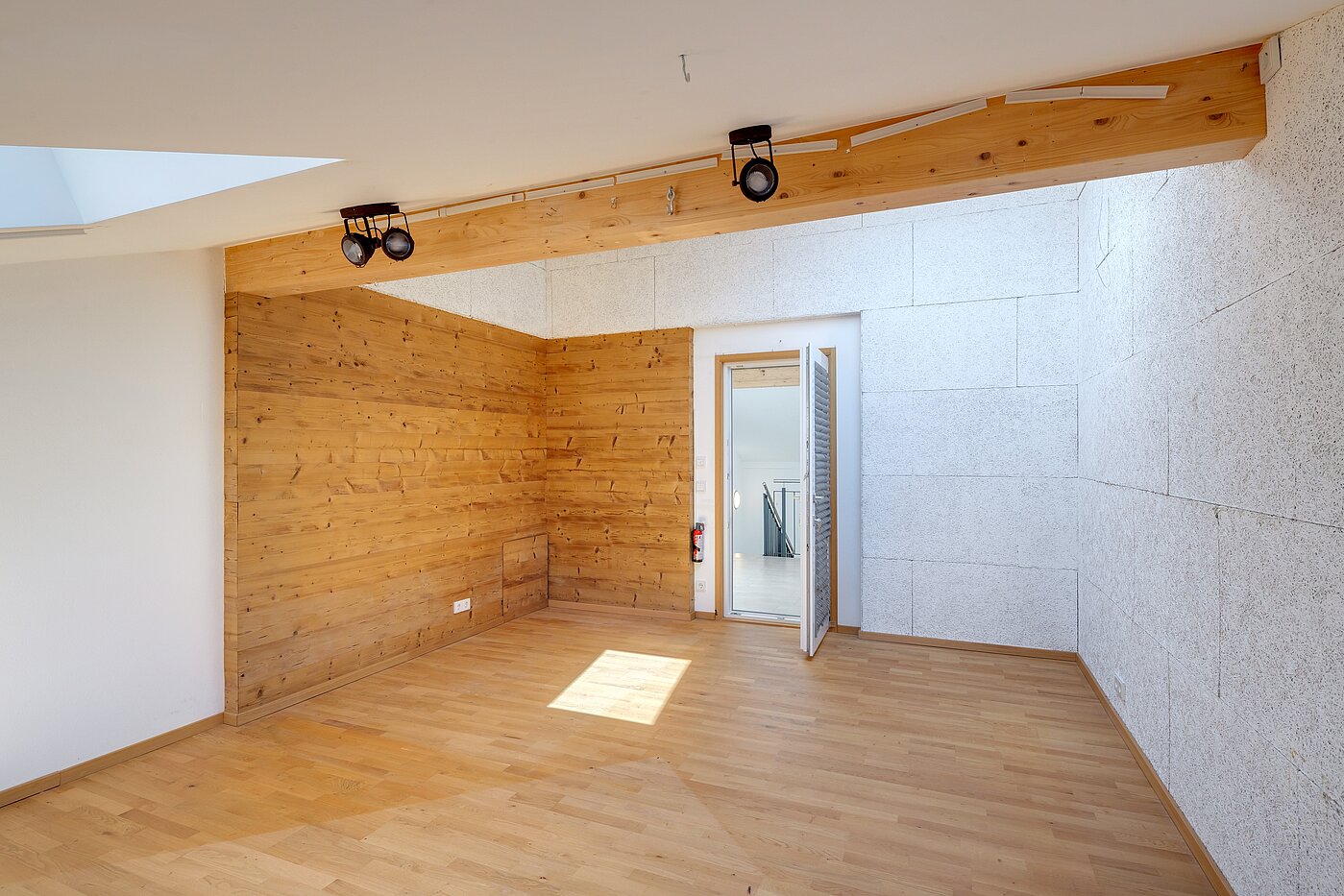 特別物件 部屋数 8 部屋 | 70406 | Musikzimmer Dachgeschoss