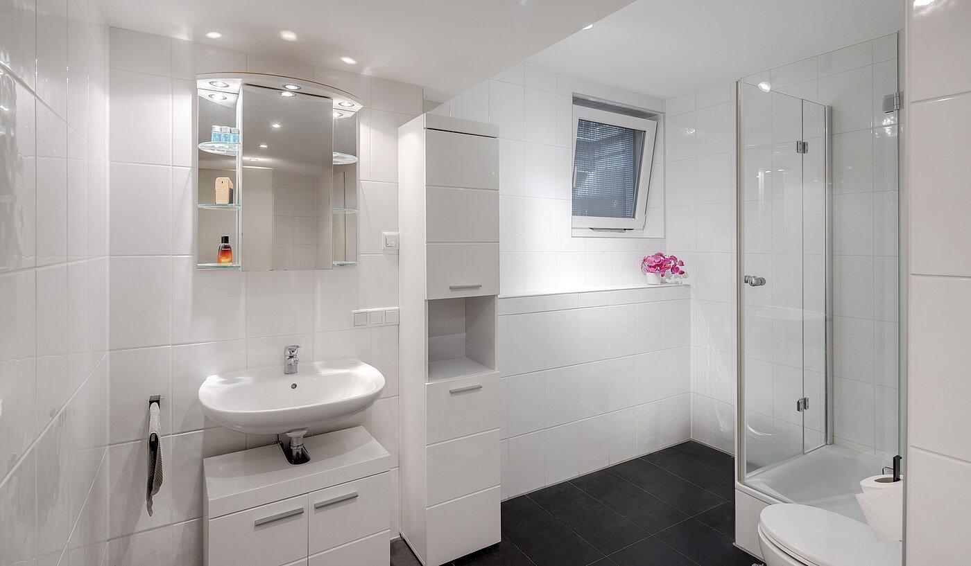 セミ・デタッチド・ハウス（一戸建てを二つに分けた家屋） 部屋数 5 部屋 | Unterföhring | 70119 | Zweites Duschbad im UG...