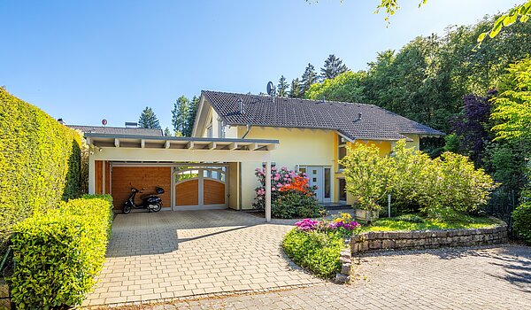 一戸建て 部屋数 5 部屋 | Icking | 70438 | Hausansicht mit Carport
