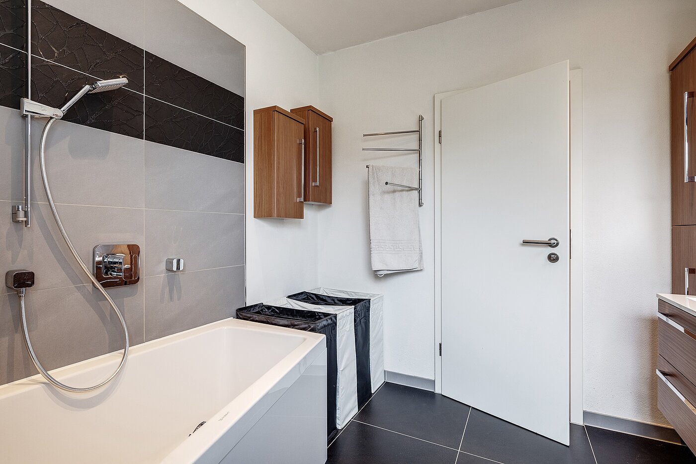 アティック・フラット（屋根裏） 部屋数 3 部屋 | Karlsfeld | 70217 | ...mit Badewanne