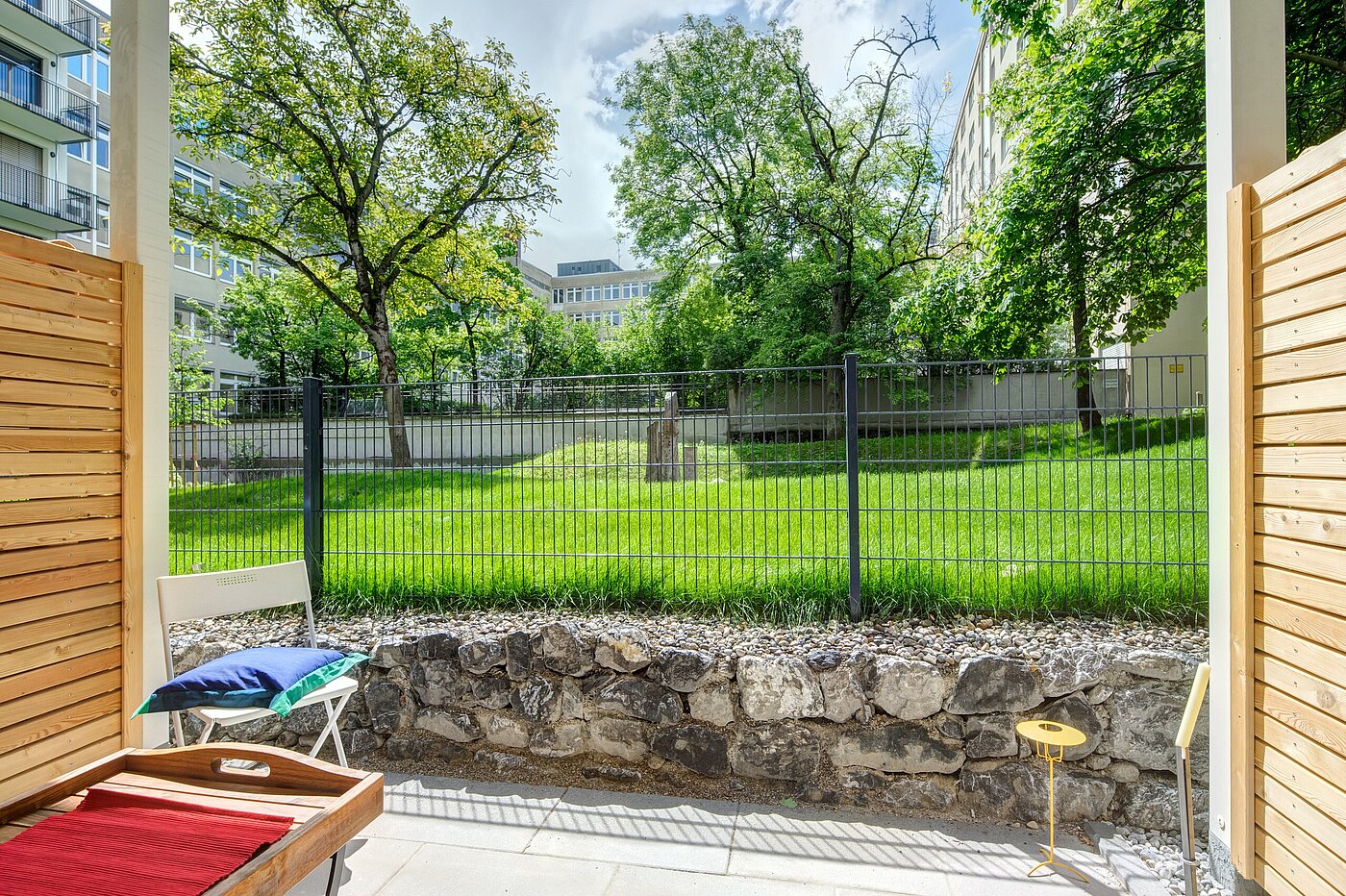 フラット 部屋数 1 部屋 | München-Bogenhausen | 2301ML3 | Terrasse mit Ausblick im Sommer