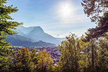 ガルミッシュ・パルテンキルヒェン：ロッジア付き、山を望む2.5部屋のアパートメント