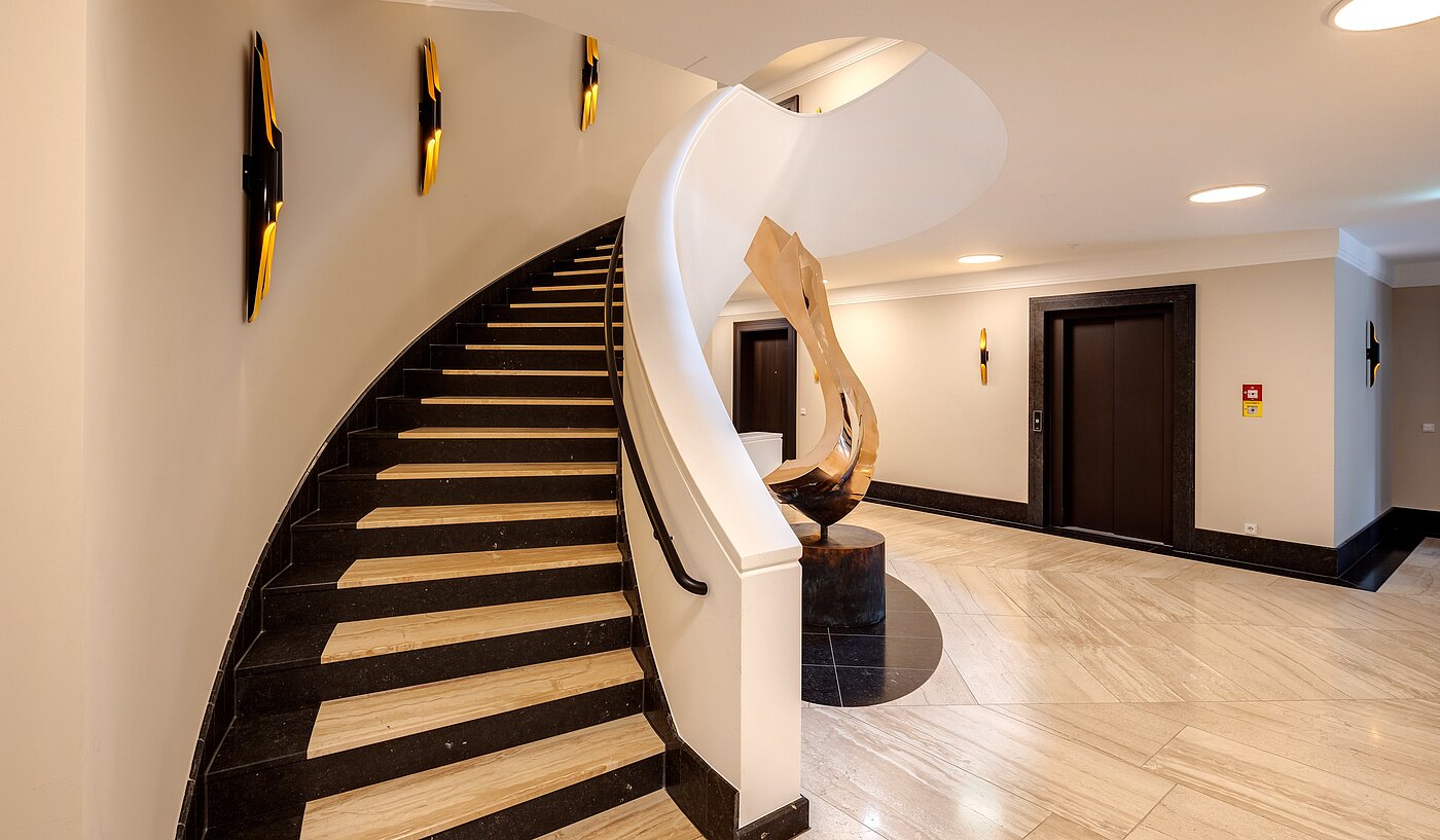 フラット 部屋数 3 部屋 | 70046 | Geschwungene Natursteintreppe