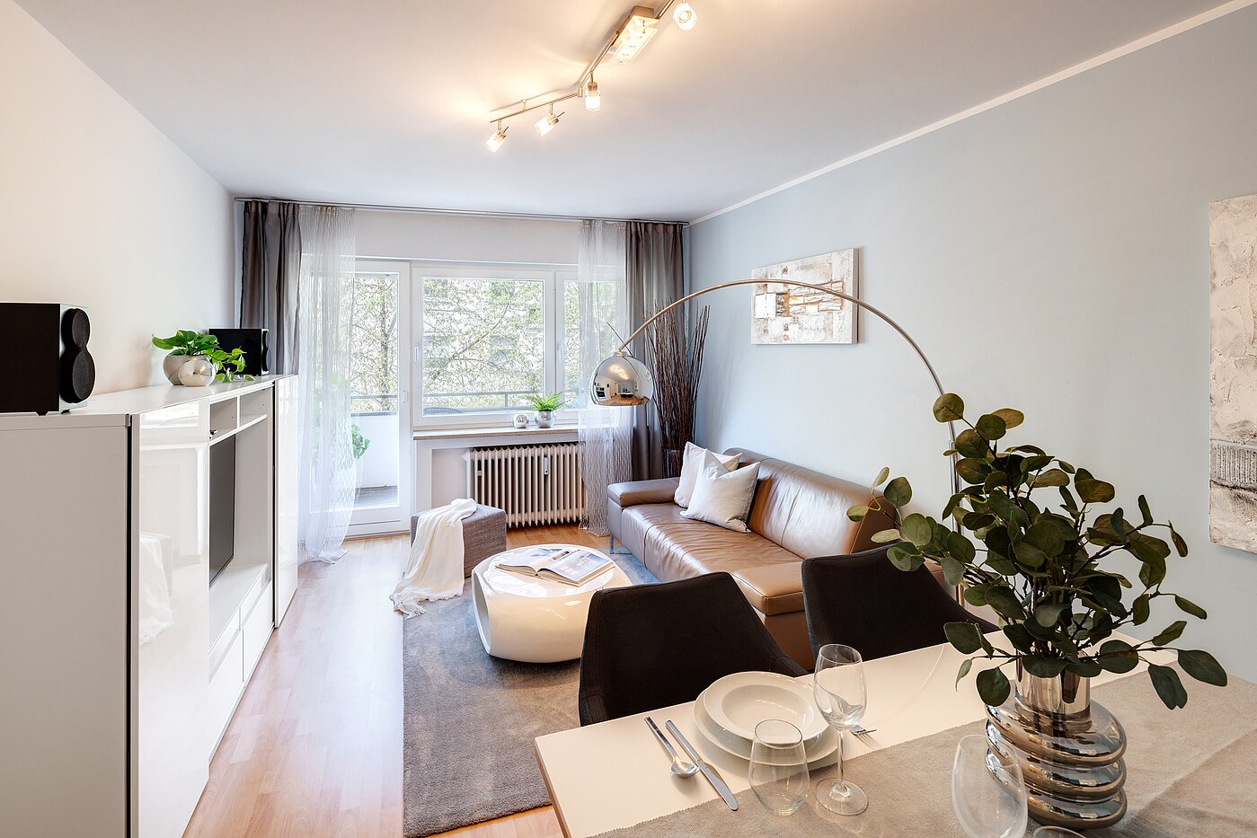 フラット 部屋数 2 部屋 | München-Schwabing | 70013 | Wohnzimmer mit Zugang zum Balkon...