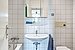 フラット 部屋数 2 部屋 | München-Sendling-Westpark | 2010ML9 | Weiß gefliestes Badezimmer... | Thumbnail