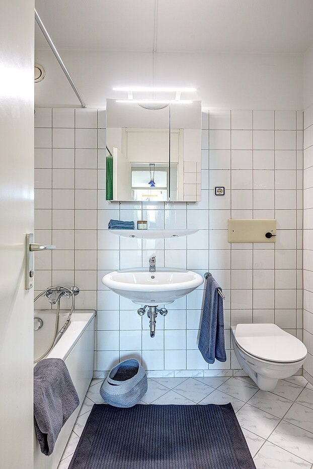 フラット 部屋数 2 部屋 | München-Sendling-Westpark | 2010ML9 | Weiß gefliestes Badezimmer...