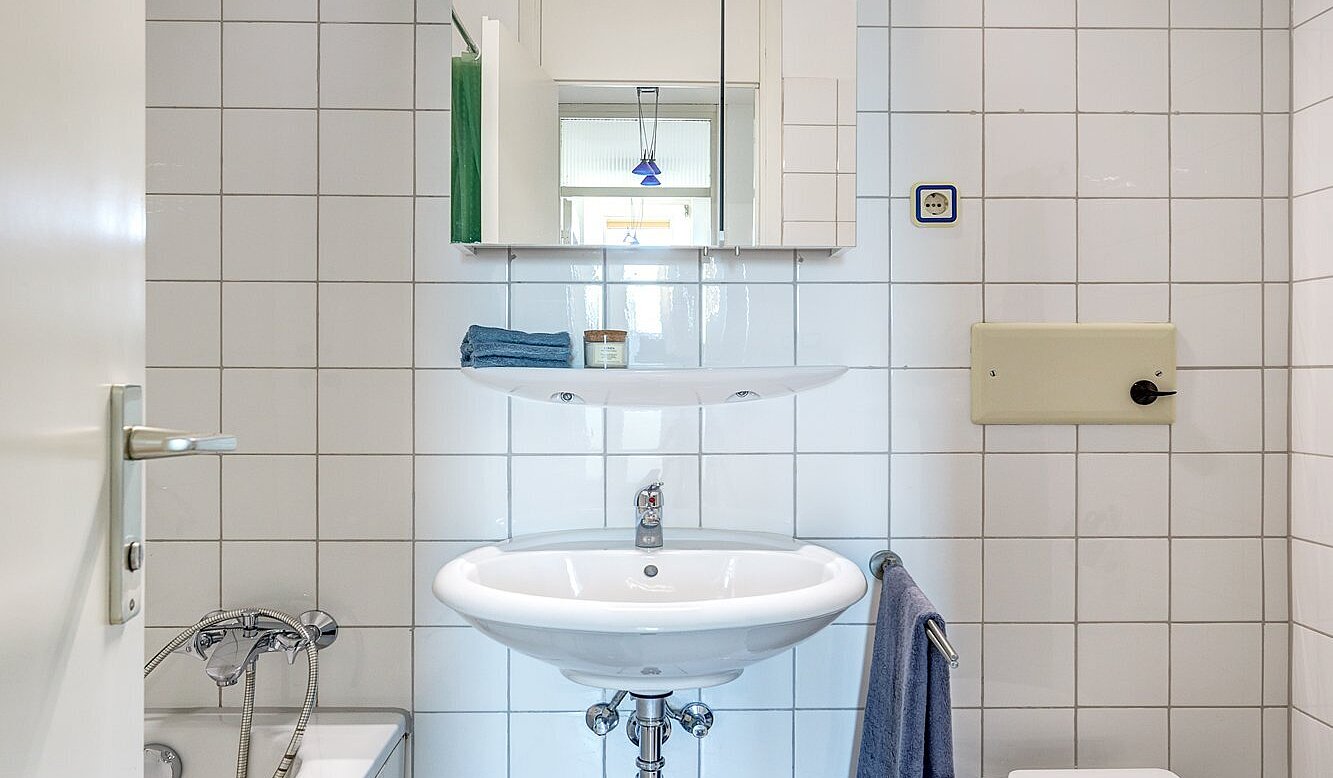 フラット 部屋数 2 部屋 | München-Sendling-Westpark | 2010ML9 | Weiß gefliestes Badezimmer...