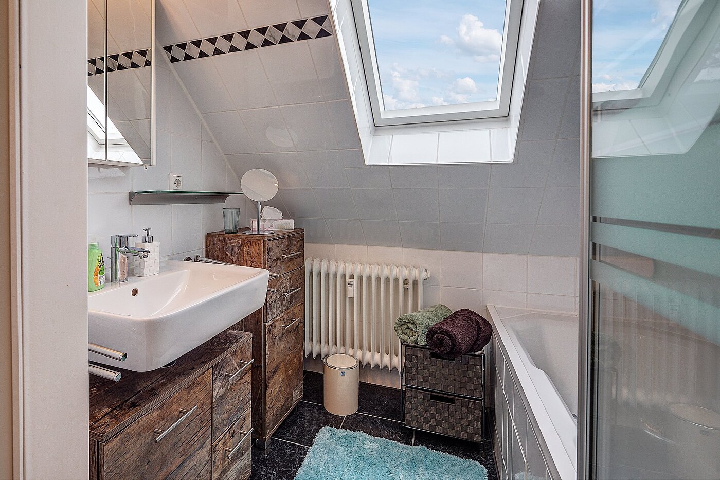 アティック・フラット（屋根裏） 部屋数 3 部屋 | München-Hasenbergl | 1803ML5 | ...mit Duschwanne