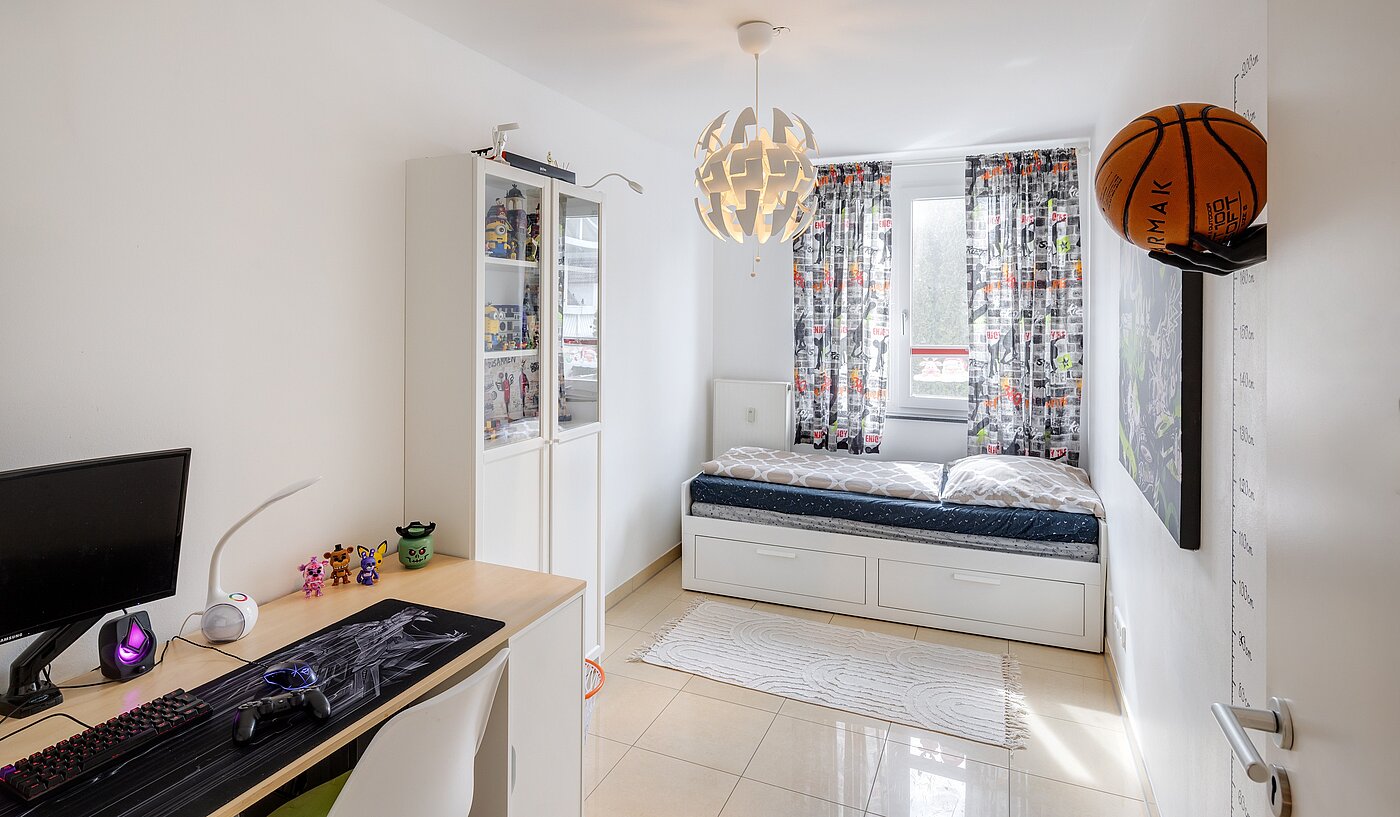 セミ・デタッチド・ハウス（一戸建てを二つに分けた家屋） 部屋数 5 部屋 | Unterföhring | 70119 | Kinderzimmer 1