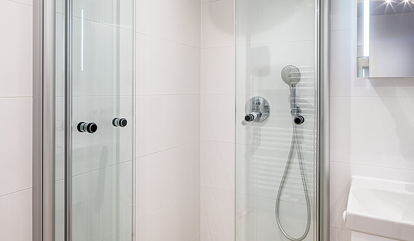 フラット 部屋数 1 部屋 | München-Milbertshofen | 704371 | ...mit Dusche