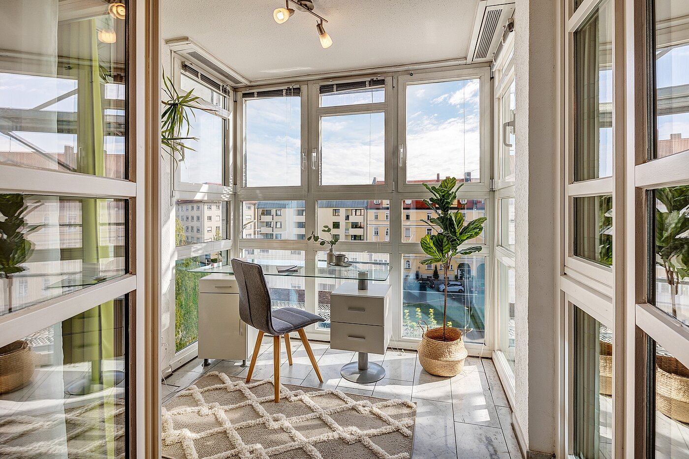 フラット 部屋数 2 部屋 | München-Schwabing | 2205ML71 | Blick in den Wintergarten mit Arbeitsplatz