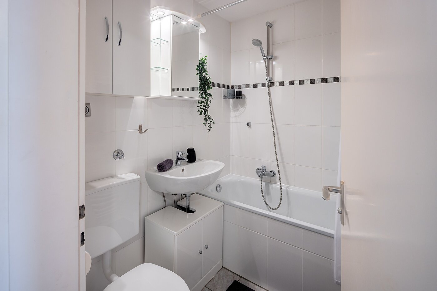 Apartment 部屋数 1 部屋 | München-Forstenried | 70190 | ...mit Badewanne