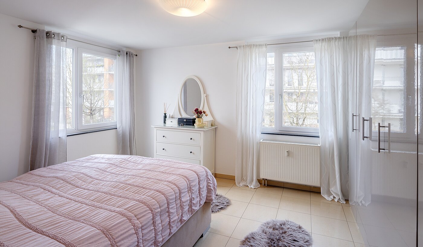 セミ・デタッチド・ハウス（一戸建てを二つに分けた家屋） 部屋数 5 部屋 | Unterföhring | 70119 | Geräumiges Schlafzimmer