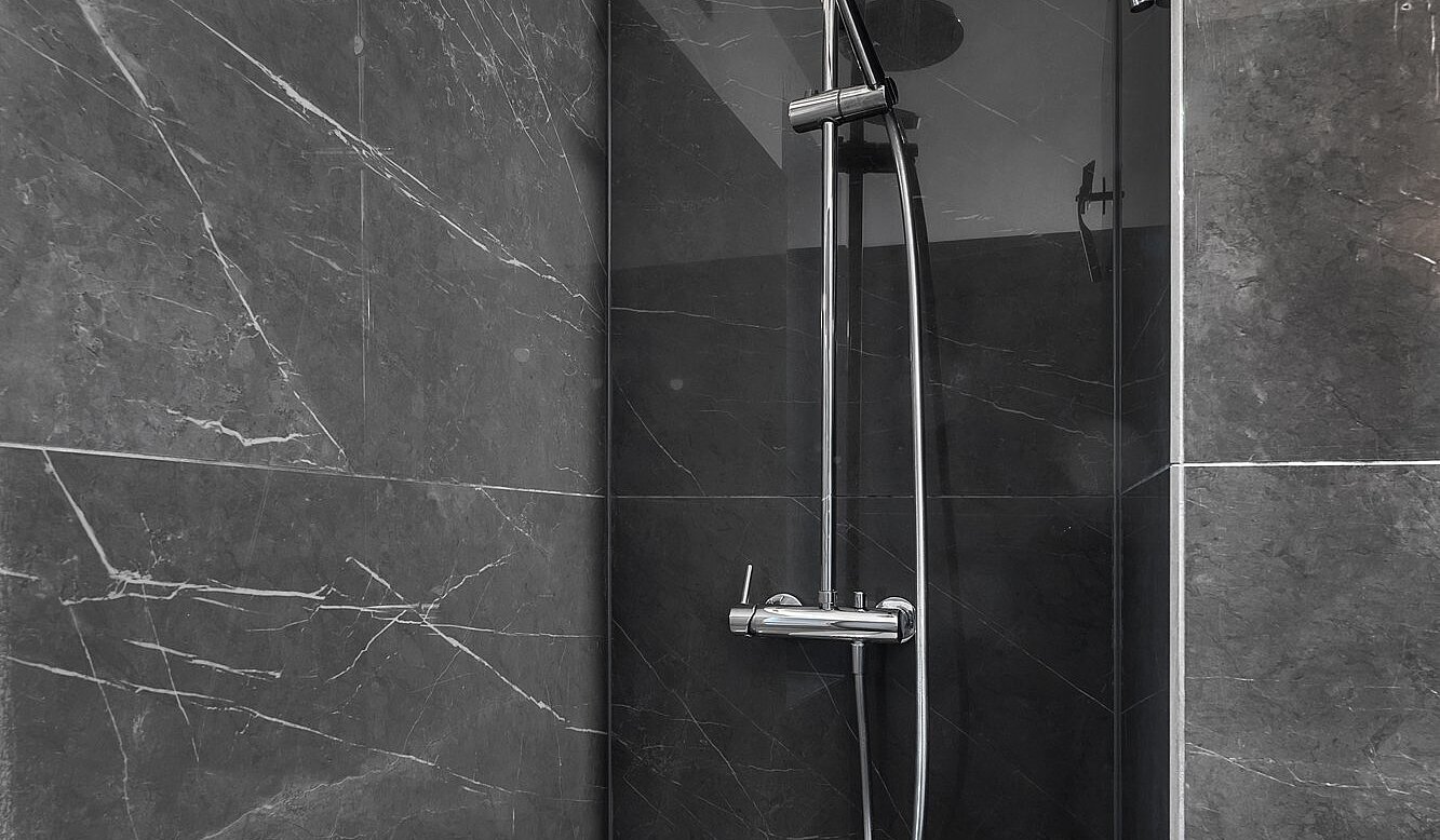 レイズド・グラウンドフロアー（一階が地表よりも高い） 部屋数 2 部屋 | München-Lehel | 2012ML1 | ...begehbarer Dusche