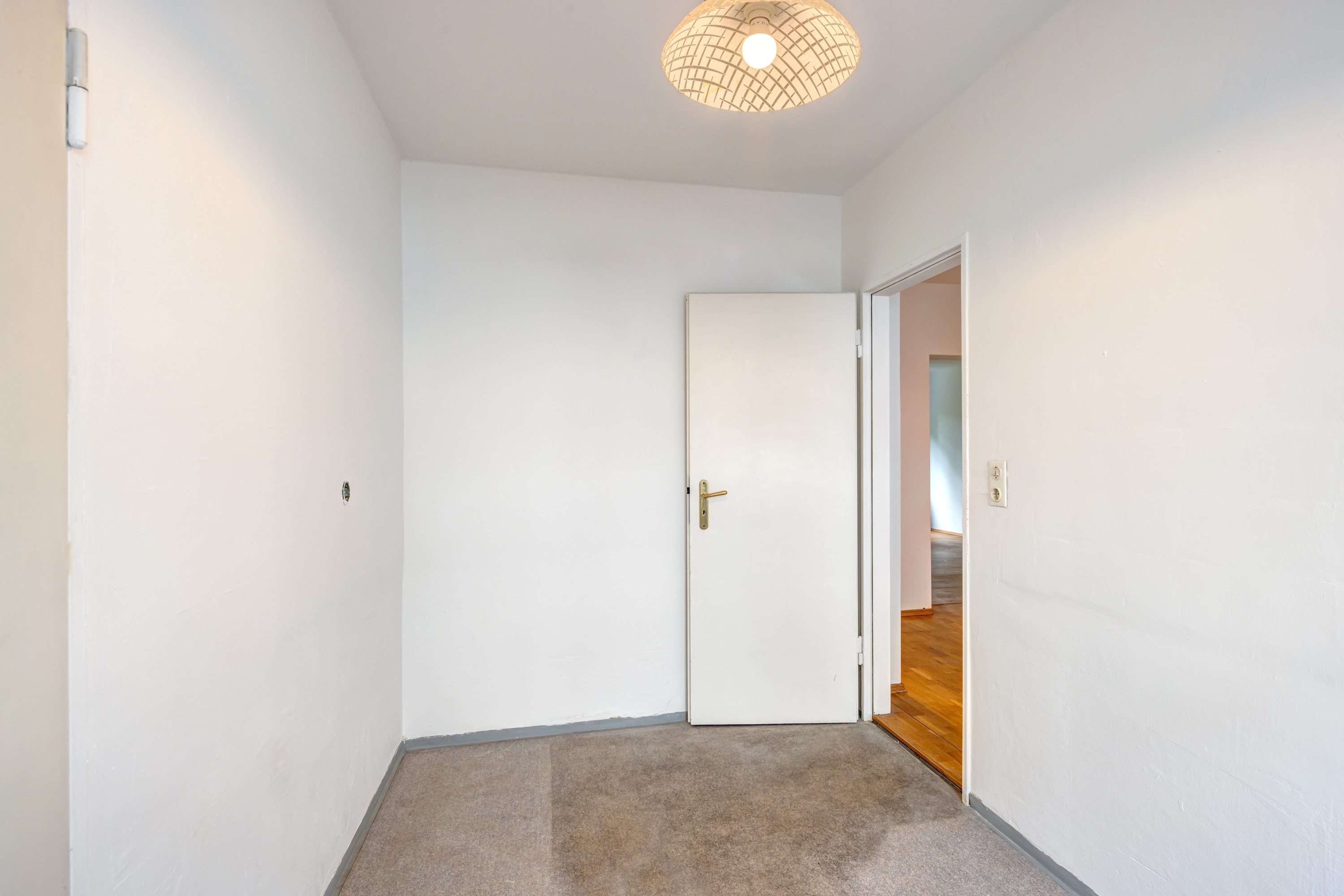 レイズド・グラウンドフロアー（一階が地表よりも高い） 部屋数 2.5 部屋 | München-Schwabing | 70441 | Separater Raum | Thumbnail