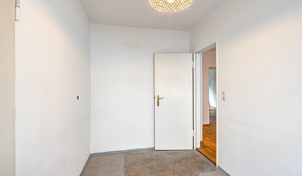 レイズド・グラウンドフロアー（一階が地表よりも高い） 部屋数 2.5 部屋 | München-Schwabing | 70441 | Separater Raum