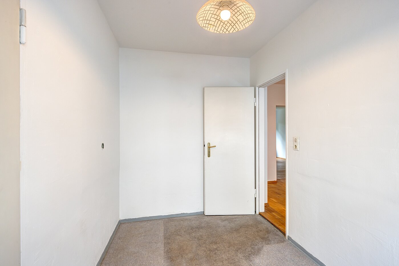 レイズド・グラウンドフロアー（一階が地表よりも高い） 部屋数 2.5 部屋 | München-Schwabing | 70441 | Separater Raum