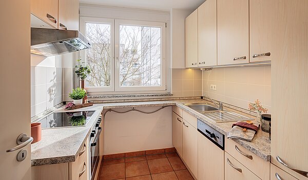 フラット 部屋数 2 部屋 | München-Bogenhausen | 70396 | Küche mit Fenster...