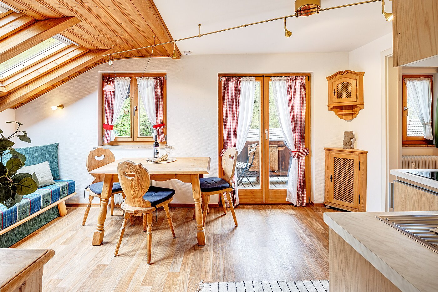 アティック・フラット（屋根裏） 部屋数 2 部屋 | Bad Wiessee | 70017 | Eingang zur Wohnung