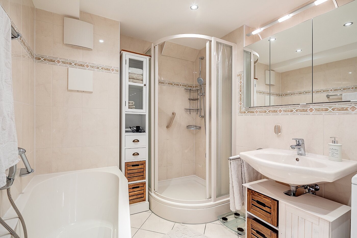 フラット 部屋数 2.5 部屋 | München-Moosach | 2012ML4 | Helles Bad mit Dusche