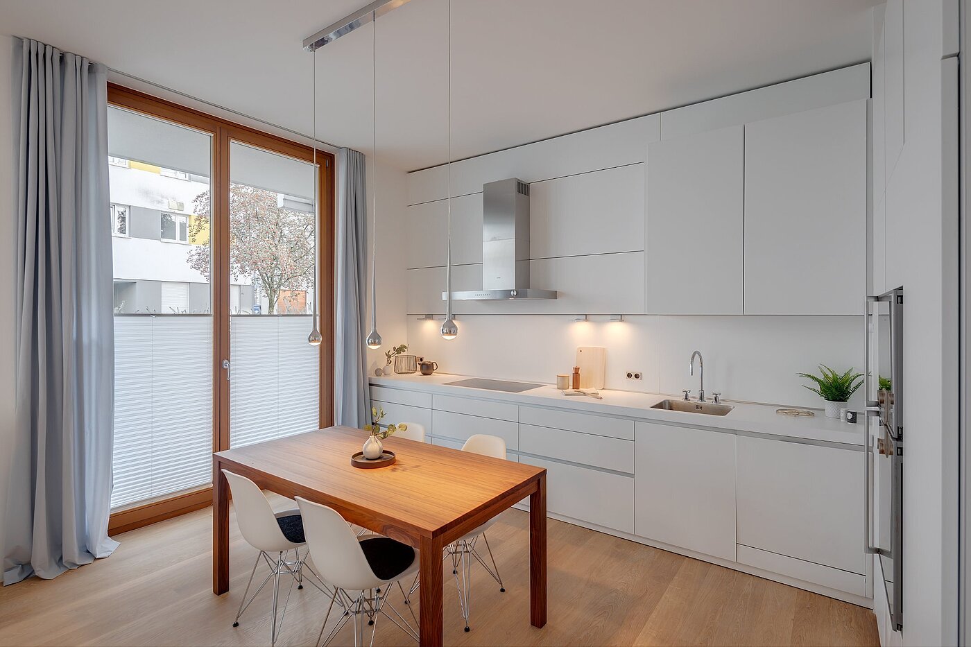 レイズド・グラウンドフロアー（一階が地表よりも高い） 部屋数 3 部屋 | München-Sendling | 2009ML8 | ...und die Designer-Küche