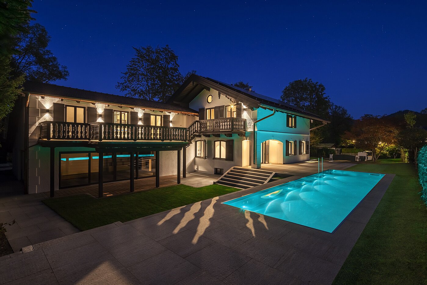 特別物件 部屋数 15 部屋 | Bad Wiessee | 701591 | Landhaus mit Außenpool bei Dämmerung