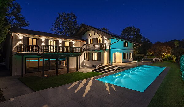 特別物件 部屋数 15 部屋 | Bad Wiessee | 701591 | Landhaus mit Außenpool bei Dämmerung