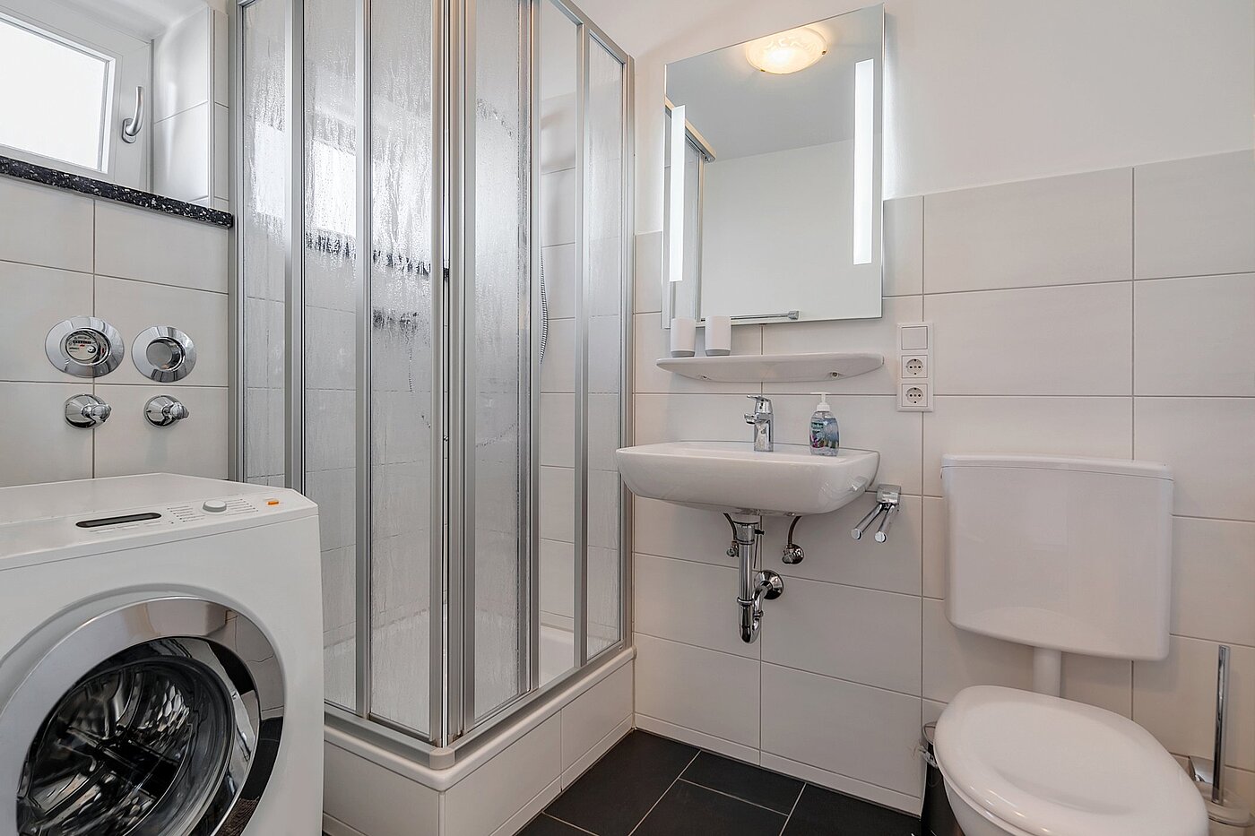 フラット 部屋数 1 部屋 | München-Schwabing | 2105ML1 | ... helles Duschbad