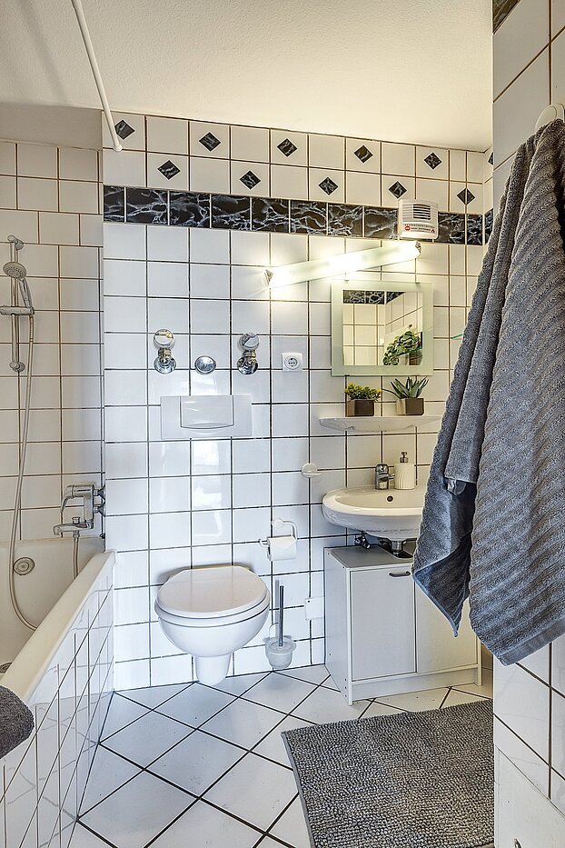 フラット 部屋数 1 部屋 | München-Schwabing | 2109ML1 | Deckenhoch gefliestes ...