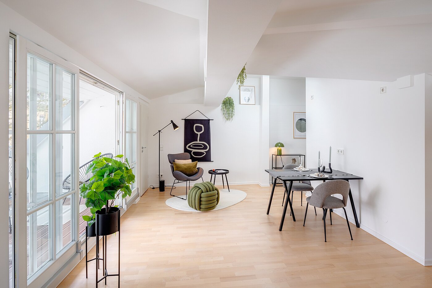 アティック・フラット（屋根裏） 部屋数 1 部屋 | München-Sendling | 700402 | Heller Wohn-/Essbereich