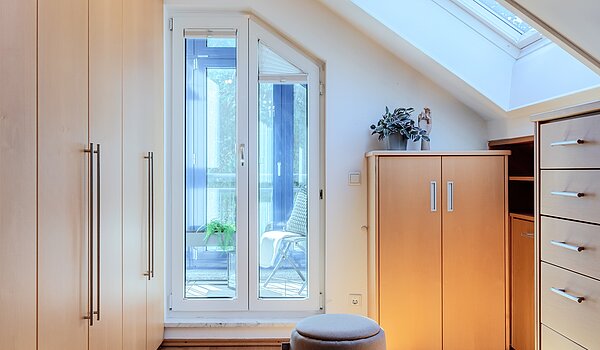 アティック・フラット（屋根裏） 部屋数 3 部屋 | 70501 | Kinder- Gäste- oder...