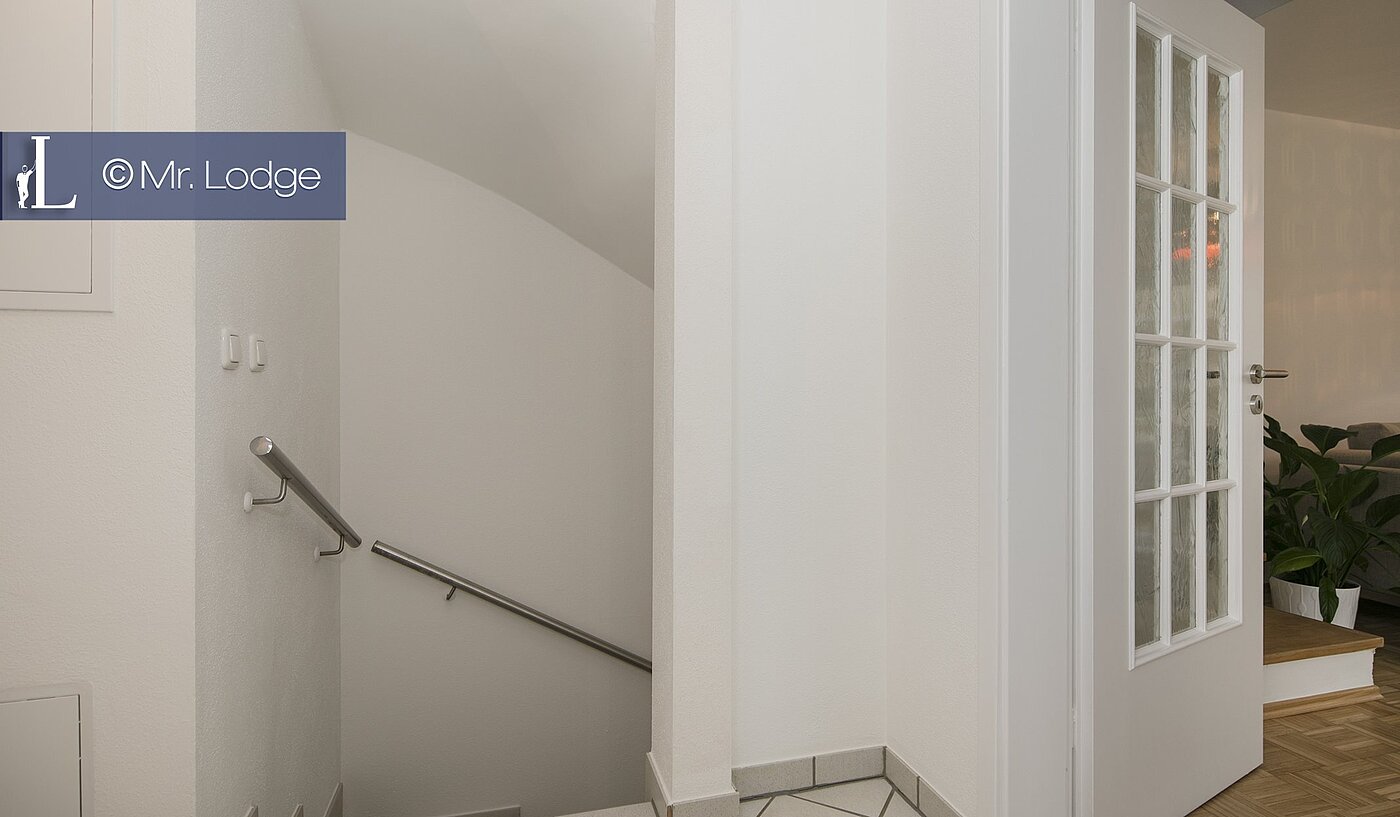 セミ・デタッチド・ハウス（一戸建てを二つに分けた家屋） 部屋数 5 部屋 | 1702ML1 | Treppe zum UG