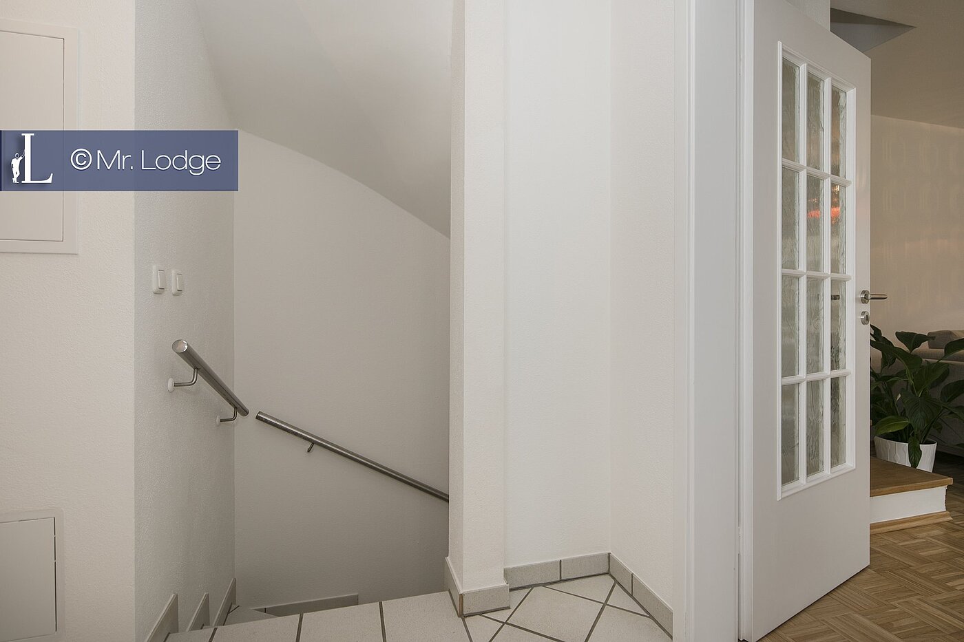 セミ・デタッチド・ハウス（一戸建てを二つに分けた家屋） 部屋数 5 部屋 | 1702ML1 | Treppe zum UG