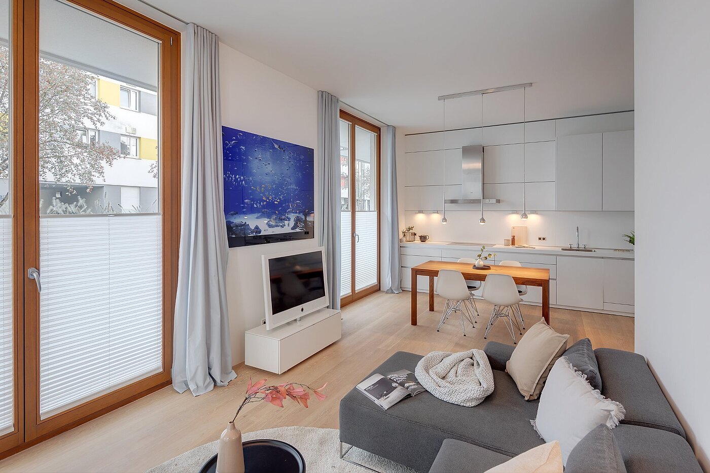 レイズド・グラウンドフロアー（一階が地表よりも高い） 部屋数 3 部屋 | München-Sendling | 2009ML8 | ...mit bodentiefen Fenstern...