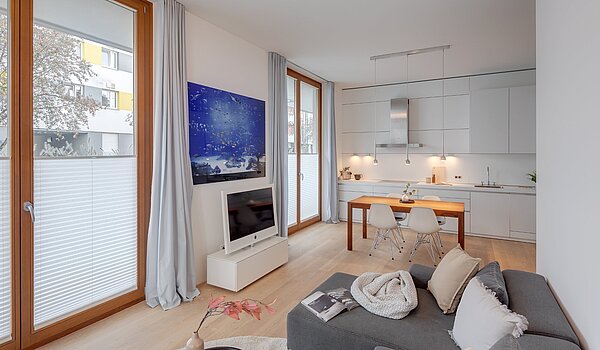 レイズド・グラウンドフロアー（一階が地表よりも高い） 部屋数 3 部屋 | München-Sendling | 2009ML8 | ...mit bodentiefen Fenstern...