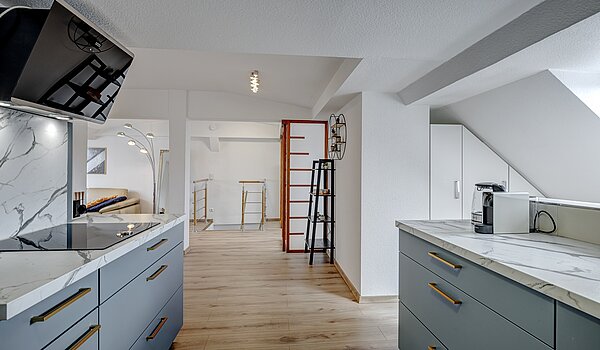 アティック・フラット（屋根裏） 部屋数 4.5 部屋 | München-Ludwigsvorstadt | 70461 | Wohnen / Essen