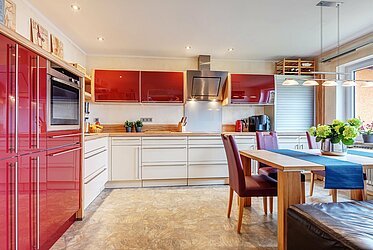 Karlsfeld: 魅力的な3ルームの屋根裏アパート。