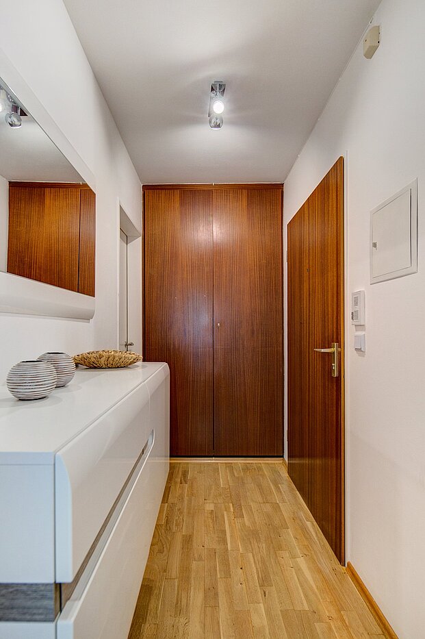 レイズド・グラウンドフロアー（一階が地表よりも高い） 部屋数 2 部屋 | München-Sendling-Westpark | 2001ML1 | Flur mit Abstellraum