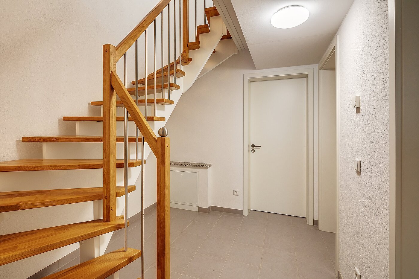 セミ・デタッチド・ハウス（一戸建てを二つに分けた家屋） 部屋数 6 部屋 | München-Pasing | 2007ML5 | Ausgebautes Kellergeschoss