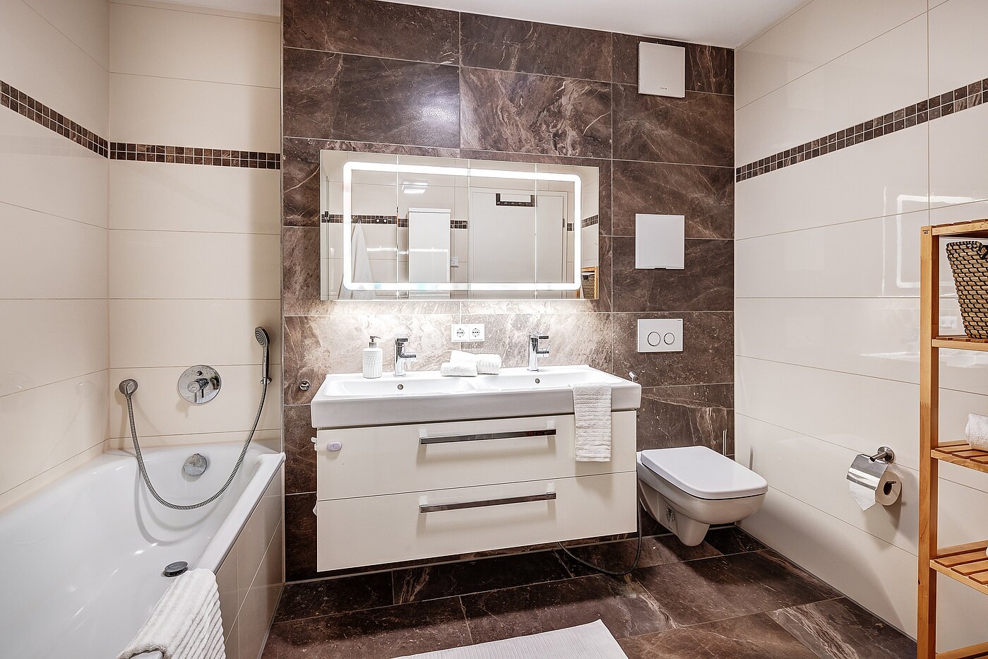 フラット 部屋数 3 部屋 | Wolfratshausen | 2208ML1 | Geräumiges Badezimmer mit...