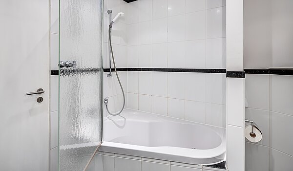 フラット 部屋数 3 部屋 | München-Schwabing | 2202ML12 | ...mit ergonomischer Badewanne
