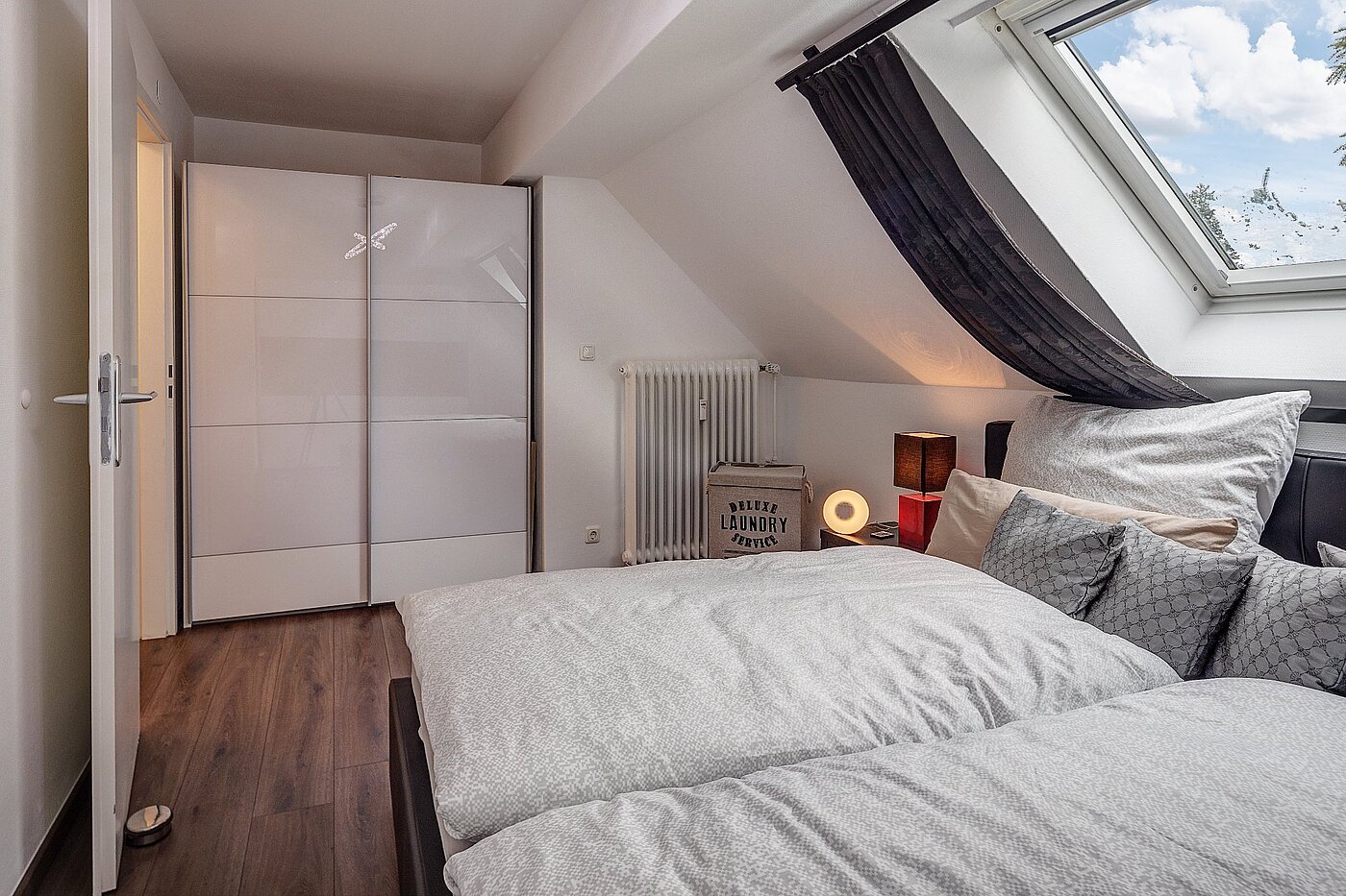 アティック・フラット（屋根裏） 部屋数 3 部屋 | München-Hasenbergl | 1803ML5 | Blick zu den Sternen