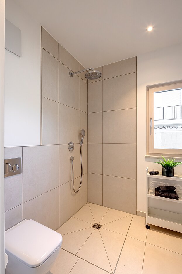 Terrassenwohnung 部屋数 2 部屋 | München-Harlaching | 70372 | Begehbare Dusche