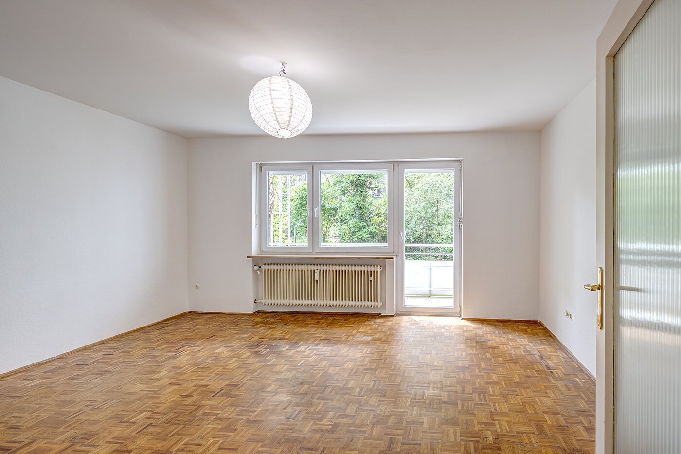 レイズド・グラウンドフロアー（一階が地表よりも高い） 部屋数 2.5 部屋 | München-Schwabing | 70441 | Helles Wohnzimmer