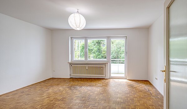 レイズド・グラウンドフロアー（一階が地表よりも高い） 部屋数 2.5 部屋 | München-Schwabing | 70441 | Helles Wohnzimmer
