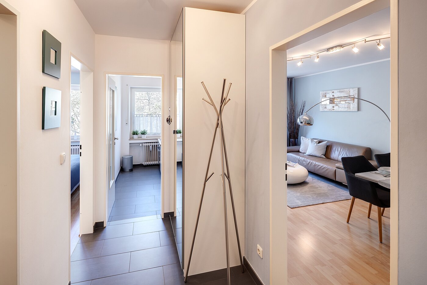フラット 部屋数 2 部屋 | München-Schwabing | 70013 | ...und Richtung Wohnzimmer, Schlafzimmer und Küche
