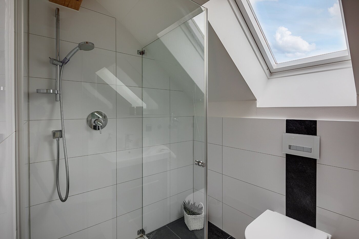 セミ・デタッチド・ハウス（一戸建てを二つに分けた家屋） 部屋数 5 部屋 | München-Aubing | 1905ML4 | Duschbad im DG